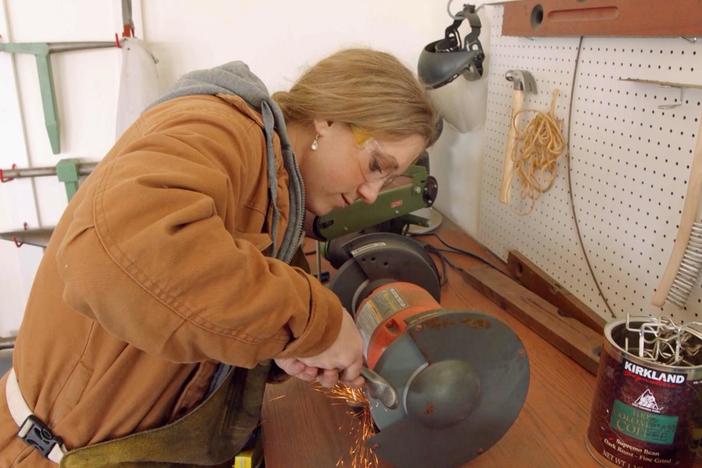 Lidia meets Sara Dahmen, one of the only female coppersmiths in the world.