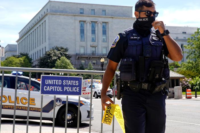 News Wrap: Man behind Capitol bomb threat surrenders after 5 hour police standoff