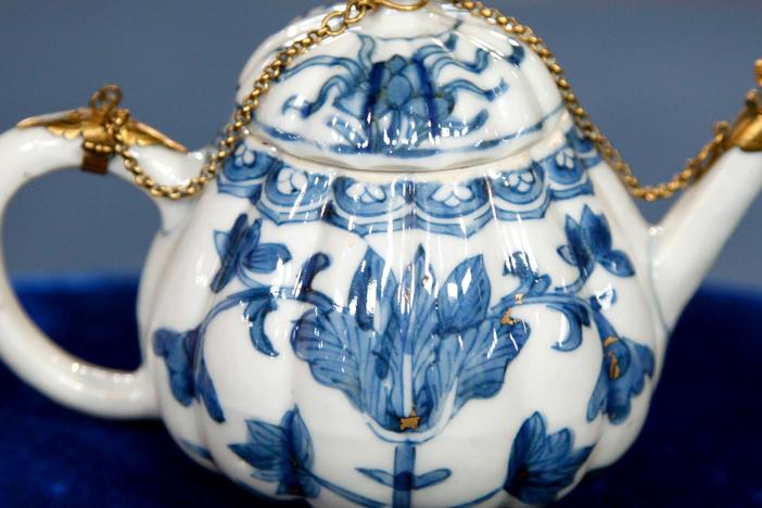 Appraisal: Chinese Export Porcelain Teapot, ca. 1700, from Corpus Christi Hour 1.