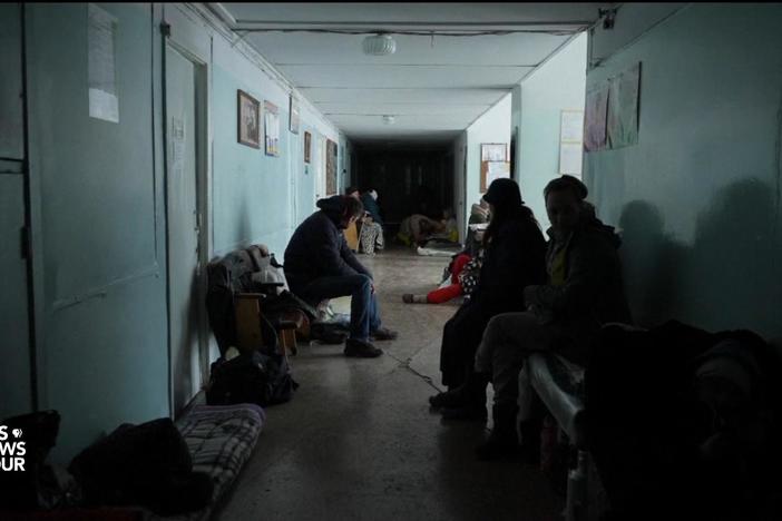 Hundreds of thousands of Ukrainians remain trapped in Mariupol amid Russian siege