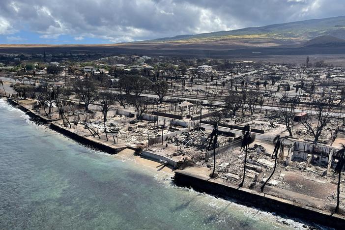 News Wrap: Federal teams arrive to help search efforts after deadly Maui fires