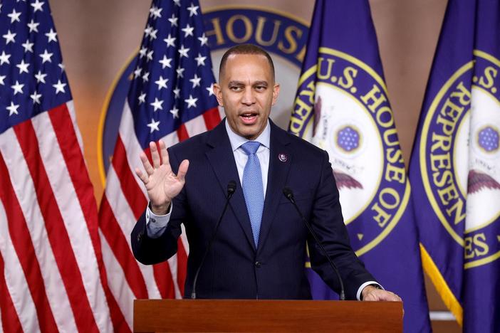 Jeffries encourages moderate Republicans to join Democrats and end House deadlock