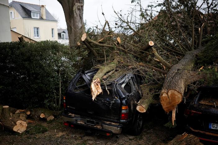 News Wrap: Storm slams western Europe, killing at least 7 people