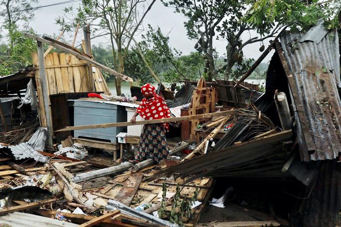 News Wrap: Deadly cyclone knocks out power for millions in Bangladesh