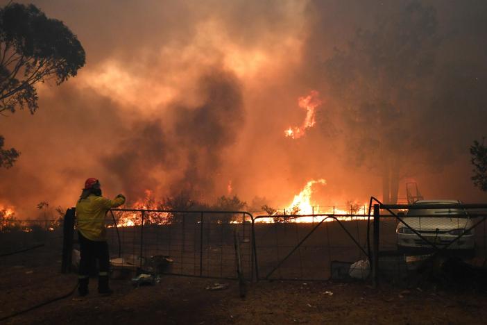 News Wrap: Death toll in Australian wildfires rises to 17