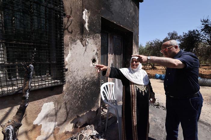 News Wrap: Israeli settlers torch Palestinian homes in latest bout of violence