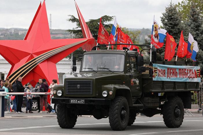 News Wrap: Russia's Victory Day celebrations downsized as military struggles in Ukraine