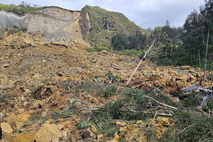 News Wrap: At least 2,000 killed in Papua New Guinea landslide