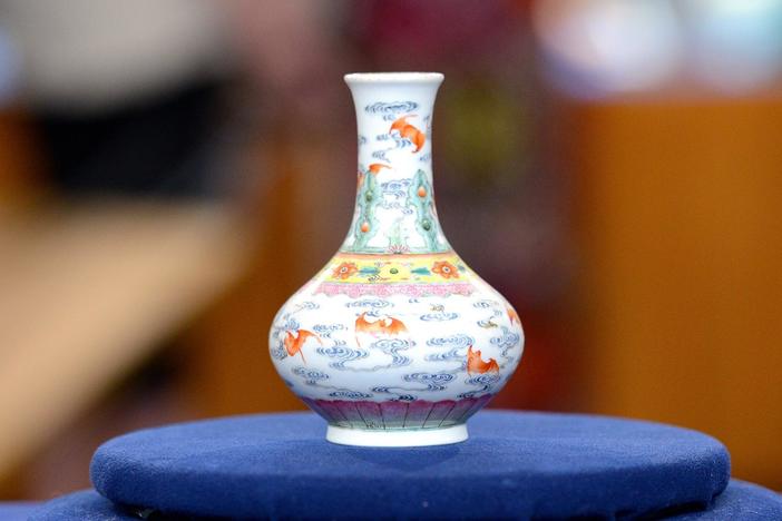 Appraisal: Chinese Famille Rose Vase, ca. 1835, from Birmingham, Hour 1.