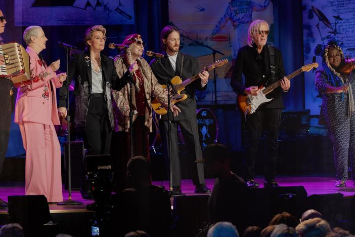Joni Mitchell & friends interpret Elton John's "I'm Still Standing" at the Gershwin Prize.