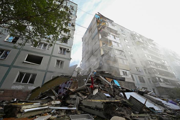 News Wrap: Russian missiles destroy apartments, kill civilians in Ukraine