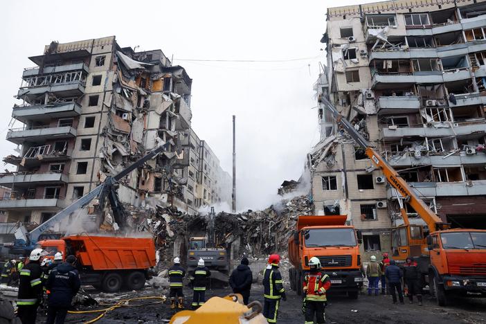 News Wrap: 30 killed in Russian strike on Dnipro apartment