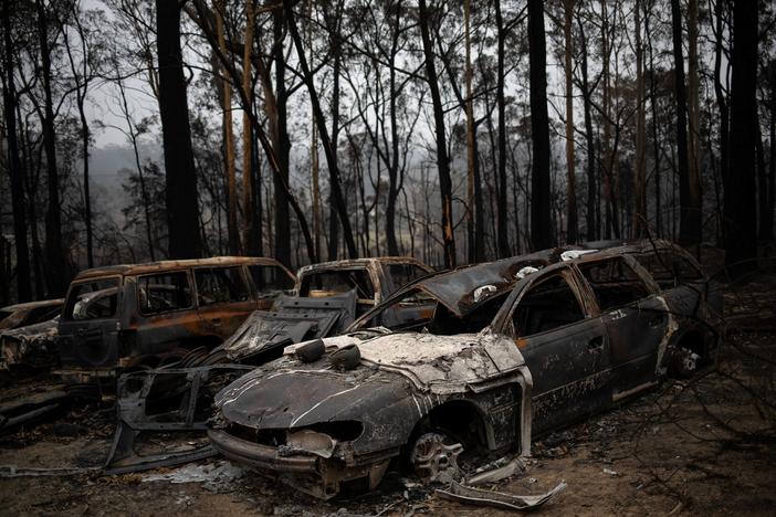 How Australia is fighting fires while also mounting recovery effort