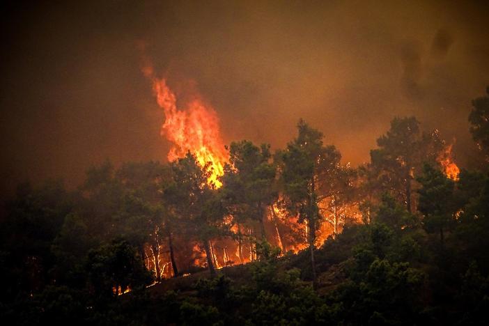 News Wrap: 2 pilots killed as tanker plane fighting Greek wildfires crashes
