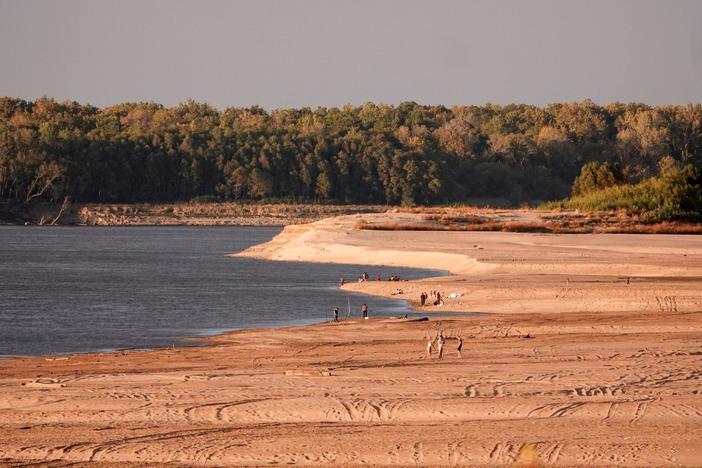 Drought's impact on Mississippi River causes disruptions in shipping and agriculture