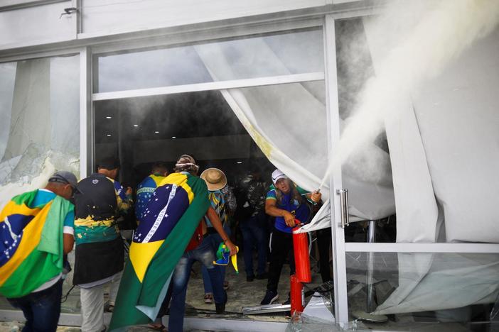 News Wrap: Pro-Bolsonaro crowd storms Brazil’s government buildings
