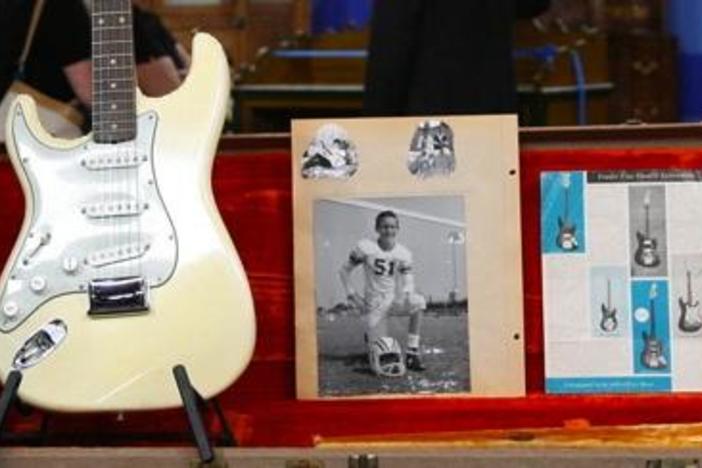 Peter Shaw appraises a 1962 Left-Handed, Olympic White Fender Stratocaster 