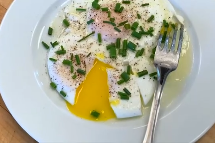 Jacques Pépin makes tender, slightly runny fried eggs.
