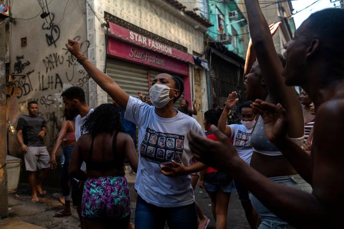 Residentes protest after a police operation against alleged drug traffickers at the Jacarezinho favela in Rio de Janeiro, Brazil, on Thursday.