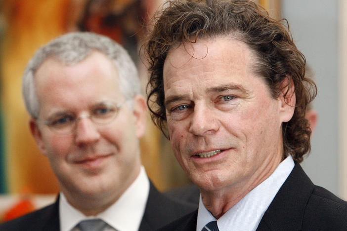 B.J. Thomas, right, seen in 2007 after Gov. Brad Henry, left, presented Thomas with a proclamation at the state Capitol in Oklahoma City.