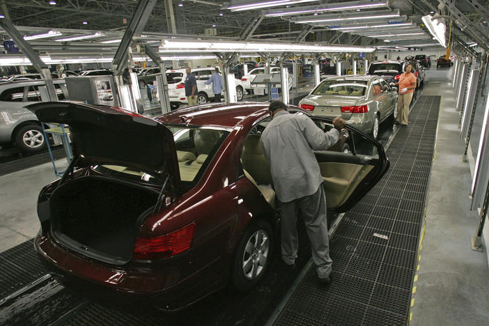Kia, Hyundai agree to $200M settlement over car thefts : NPR