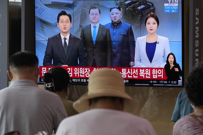 A news program at the Seoul Railway Station broadcasts a report on the resumption of communication between North and South Korea on Tuesday.