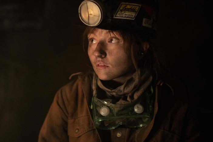 Kaitlyn Dever plays Betsy, a young miner who takes OxyContin for a back injury.