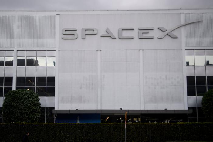 The recent COVID-19 outbreak at the SpaceX headquarters in Hawthorne, Calif., comes amid a new round of rising infections in California and across the country that have been fueled by the spread of the omicron variant.