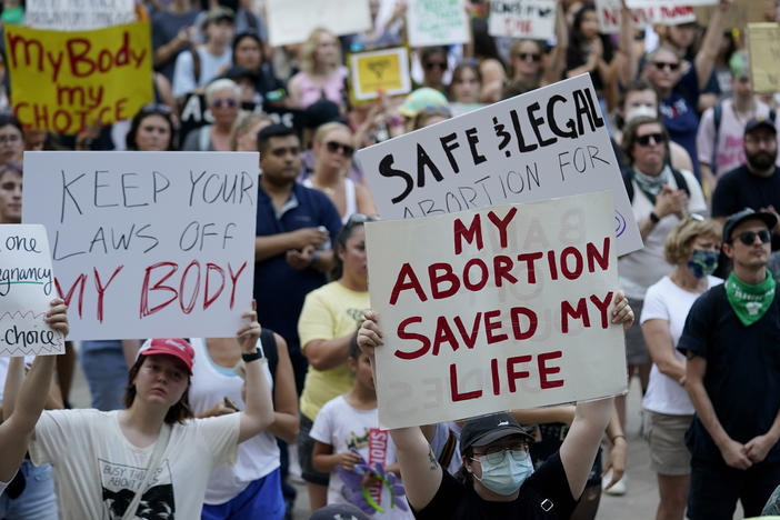 Demonstrators gather at the federal courthouse in Austin, Texas, following the Supreme Court's decision to overturn <em>Roe v. Wade</em>.