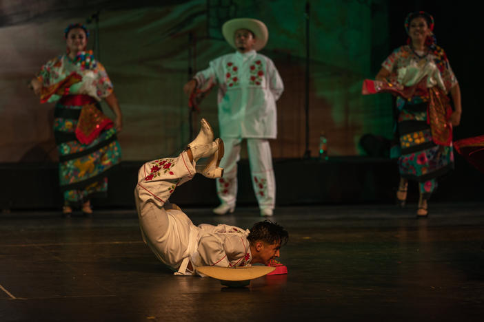 Miembros del grupo de Danzas y Bailes tradicionales Alma Mexicana interpretan un baile regional de Guerrero, México, en el Teatro Ferrocarrilero Gudelio Morales de Ciudad de México en julio.