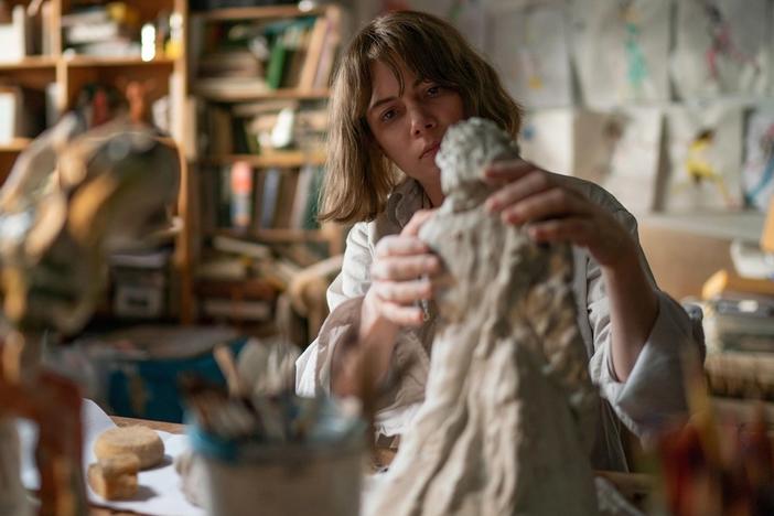 Michelle Williams is a sculptor who makes clay figures of women in <em>Showing Up.</em>
