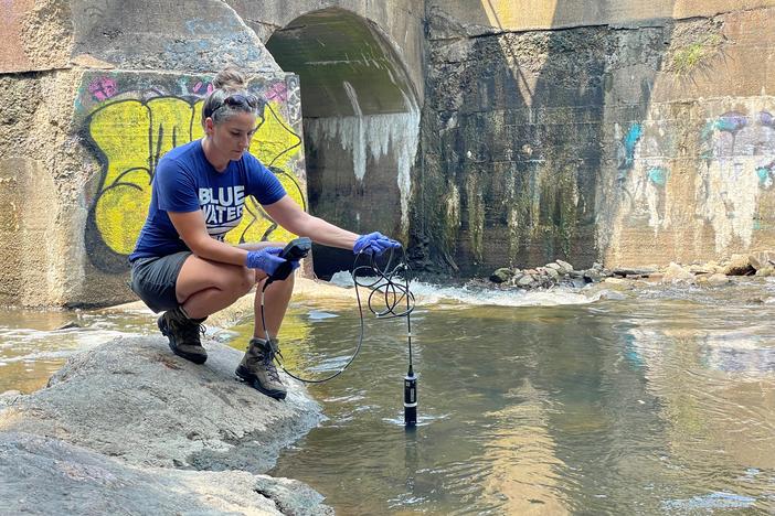  Baltimore Harbor Waterkeeper Alice Volpitta tests water quality in the Jones Falls.